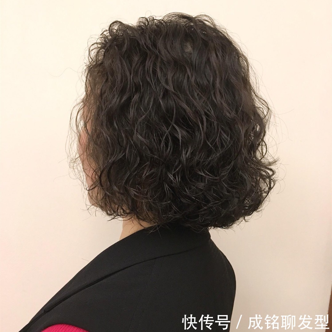 蓬松度 女人过了50岁后别乱烫发!今年流行成熟复古风烫发,减龄又显气质
