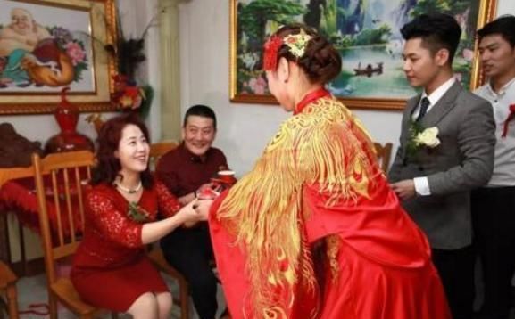 “低调婆婆”展现教科书式穿搭，参加婚礼穿暗色旗袍，儿媳很感恩