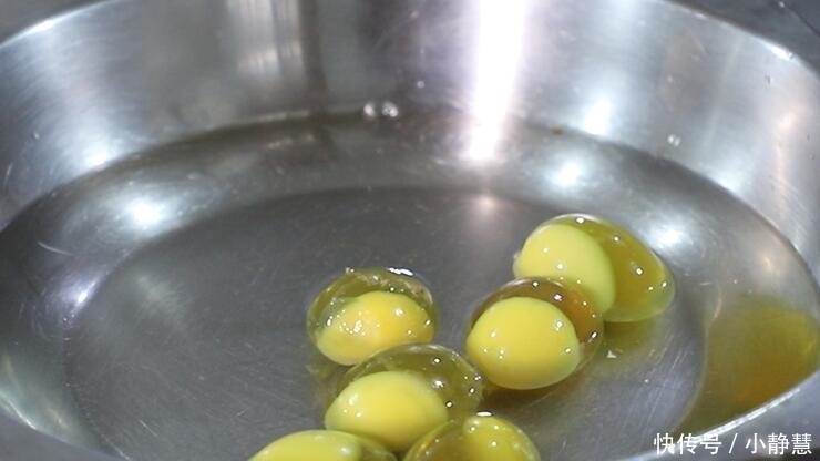  皮蛋的美味做法，只要一个料汁，制作超简单，全家都爱吃