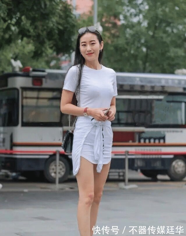 连衣裙|款式简约的连衣裙也很出众，穿出夏日清凉感，再也不用想怎么搭配