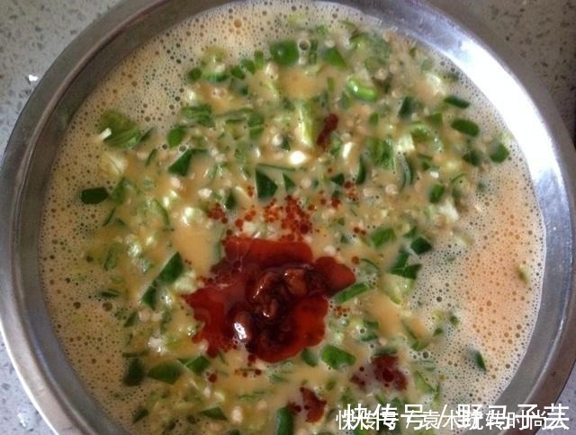 东北人爱吃的“鸡蛋焖子”做法，无需一滴水，咸香微辣，特别下饭