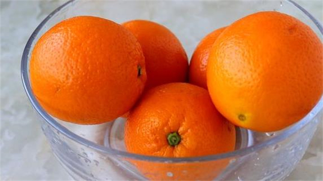 吃橙子的季节到了，买5个橙子做瓶蜂蜜橙子茶吃，清肠润肺助消化