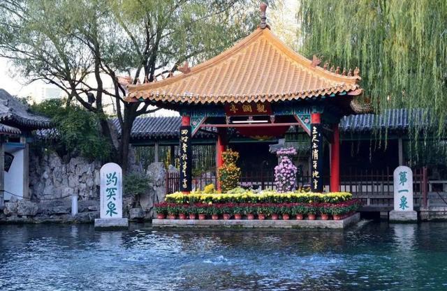 2年前趵突泉风波被游客质疑安装了水泵水管,真相到底是什么