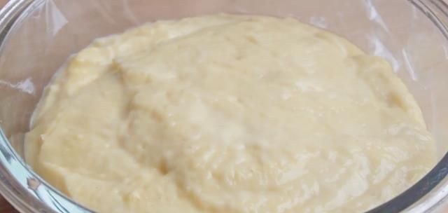 1碗糯米粉，3个鸡蛋，手不沾面，筷子一搅，软糯香甜，比蛋糕好吃