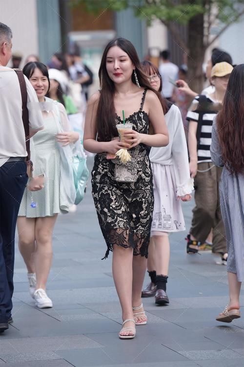  层次感|黑色和白色叠层的连衣裙，有层次感，穿上很高级