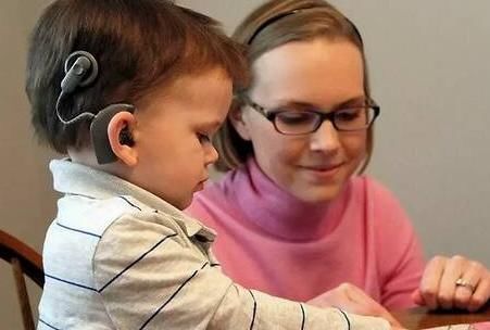 小宝宝|失聪宝宝戴上助听器的瞬间，表情五味杂陈，网友跟着一起哭了