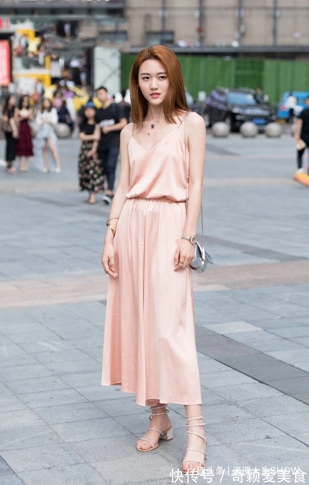 服饰 吊带裙的轻薄飘逸,没有先天优势还是不要选择为好