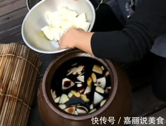 老公买了10斤螃蟹，直接丢进缸里，10天后拿出来，看懵了！