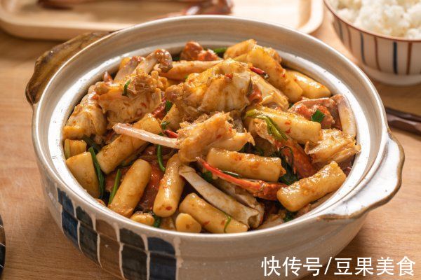 大厨教你这么做梭子蟹炒年糕，营养又好吃