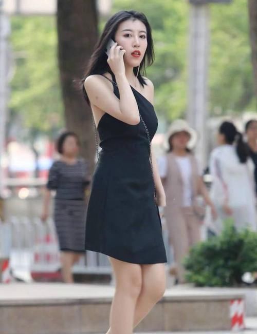 美女穿黑色连衣裙搭配黑色高跟凉鞋,展现曼妙身姿,真是风情满满