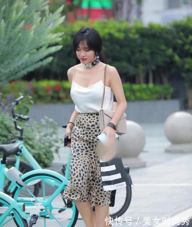 高跟鞋 白冰丝吊带搭配豹纹长裙,脖子上独特的“项圈”,霸气御姐惹不起!