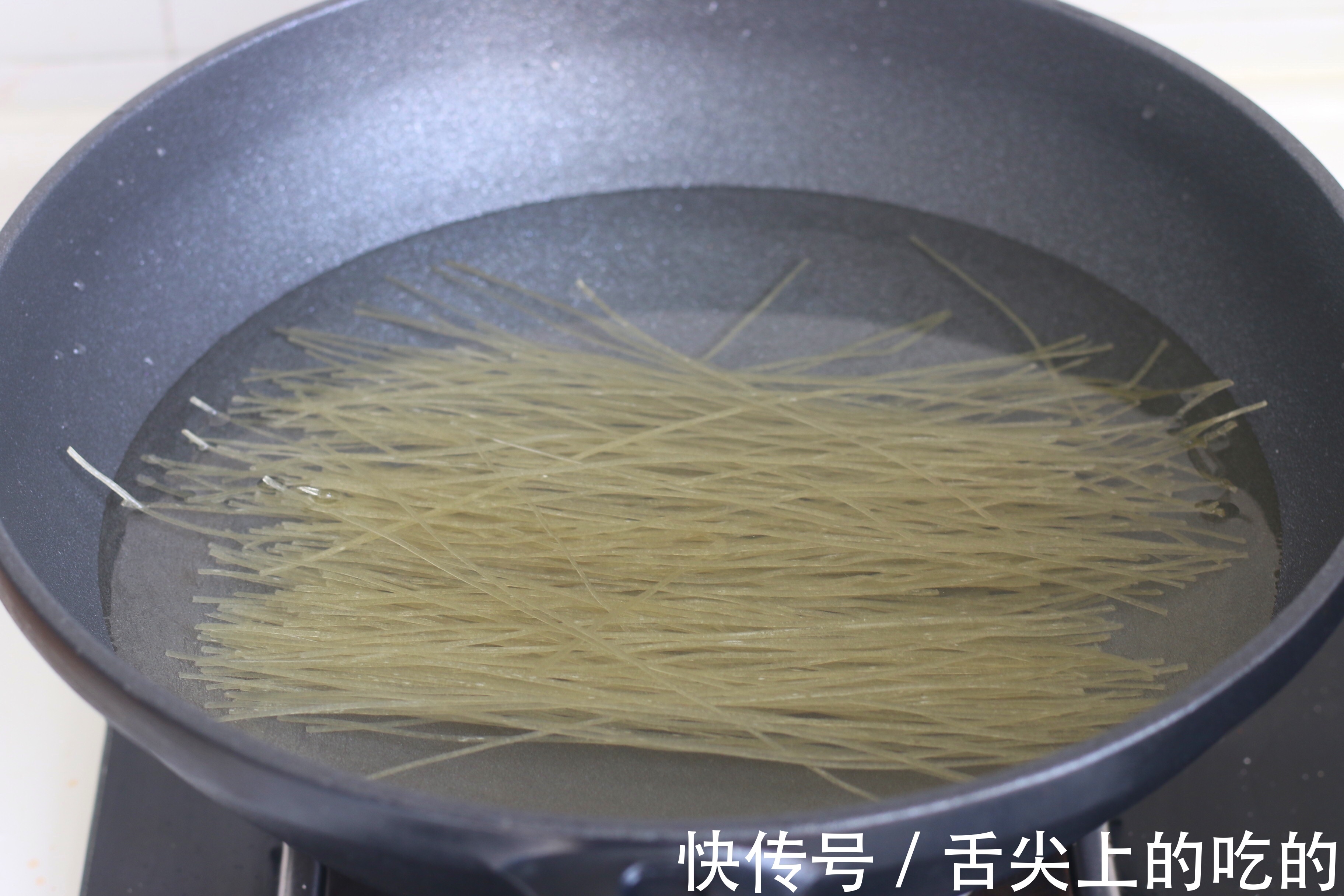 做肉末炒粉条,记住两个关键点,不管放多久,粉条都不粘不坨