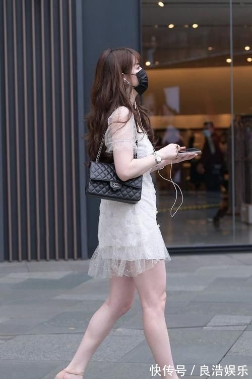 连衣裙 身材微胖的美女,白色连衣裙搭配高跟凉鞋,展现时尚魅力!