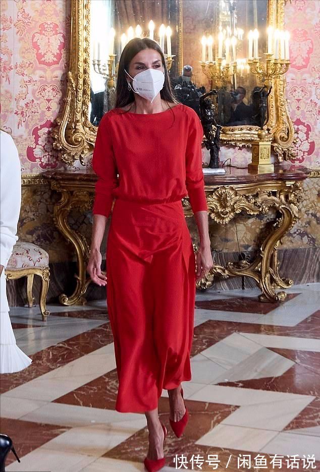 西班牙王后 西班牙王后不容易,红裙配毛领斗篷挺优雅,可光腿穿高跟也太冷了