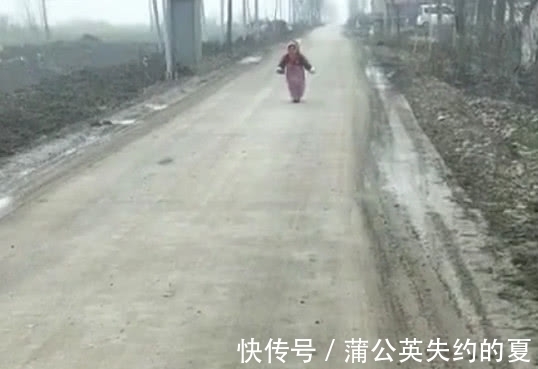 宝宝|“保暖奶奶”带娃走红,几日不见萌娃已变成“小老太婆”的模样