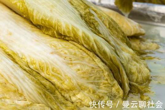 冬天|腌酸菜不要只知道加盐,牢记3个关键,酸菜又酸又脆不腐烂