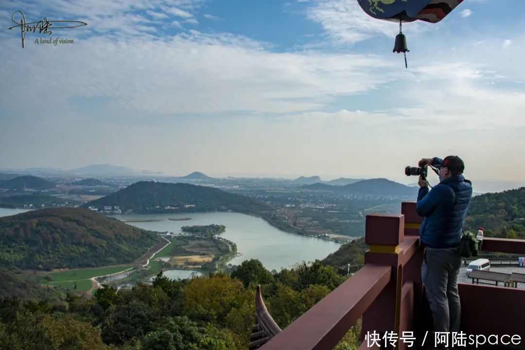 登到|南北湖不大，但是要看清楚它的全貌，还是得登到这个白云阁上