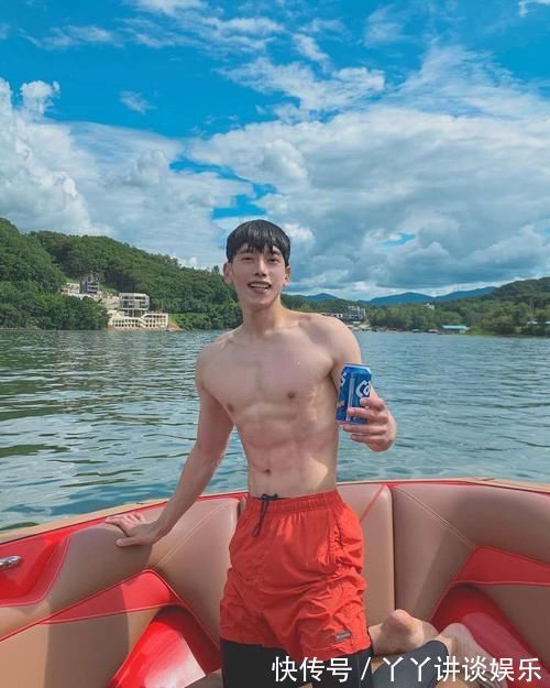 游泳|小鲜肉的颜值、肌肉都超A，瑜伽＋游泳锻造质感的胸肌和腹肌