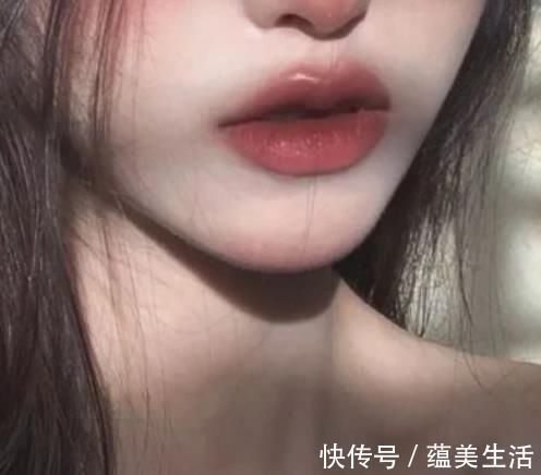 樱桃|女生想拥有“樱桃嘴”这3习惯不能有,不然颜值迟早要下降