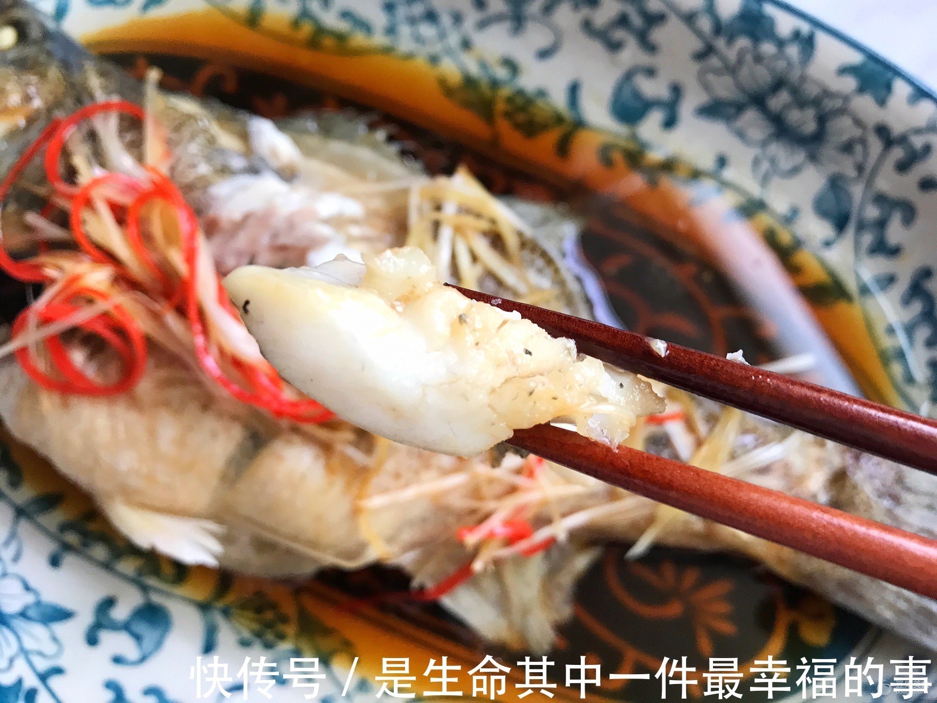 清蒸鲈鱼时,放盐和料酒都不对厨师长教你正确做法,太香了