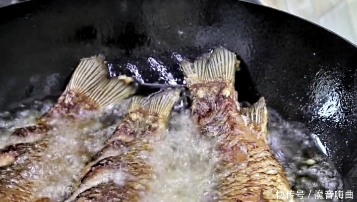 学会鲫鱼此做法,鲜香多汁又下饭,简单几步,出锅家人抢着吃