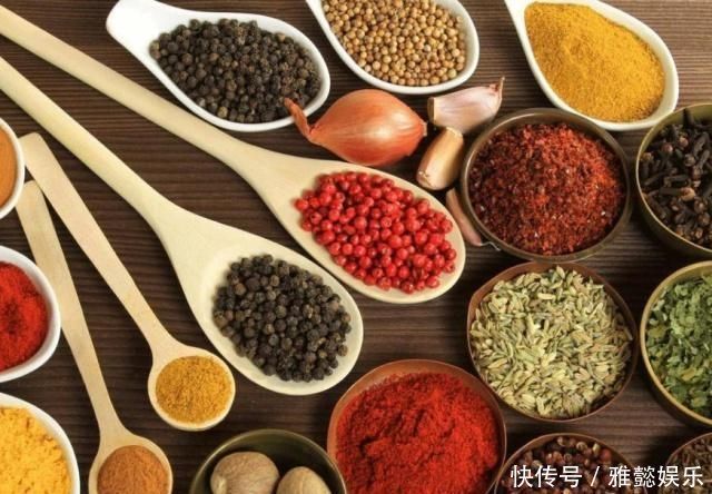 炖骨头汤时,尽量别放这种料,不然毁了整锅汤,肉柴汤还难喝