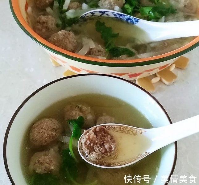 大叔做的牛肉丸子汤，肉丸香嫩，汤汁鲜美，冷天要喝上一碗！