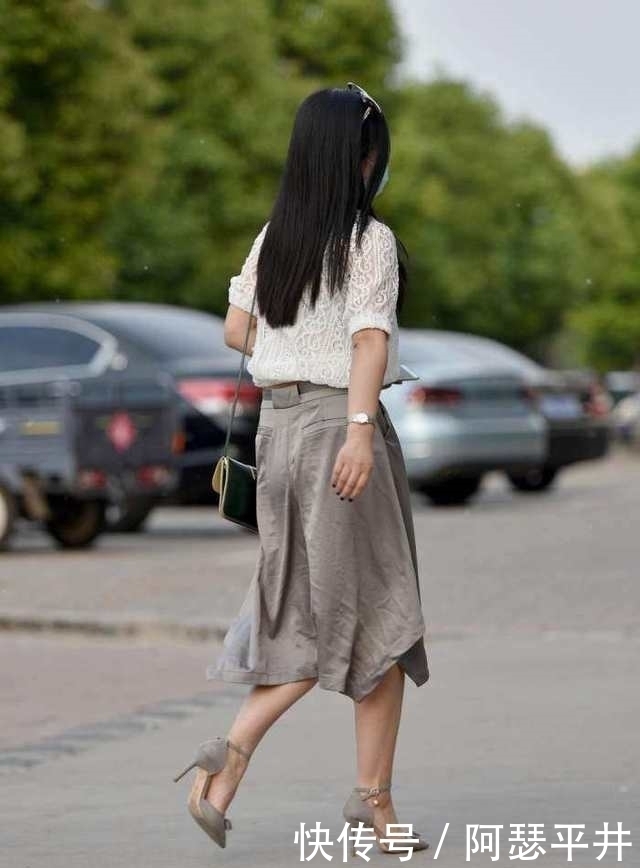 美女穿搭:白色长裙的少女,皮肤白皙身材高挑,气质清新优雅大方