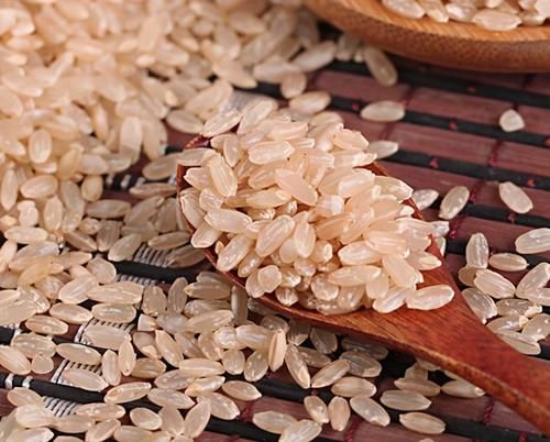 女性不想老的快，常吃3种食物，淡化雀斑，润滑肌肤，保护血管