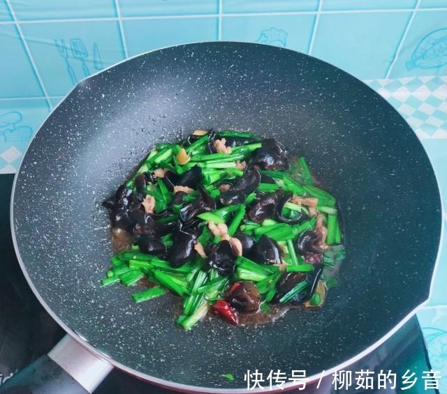 韭菜木耳炒肉！