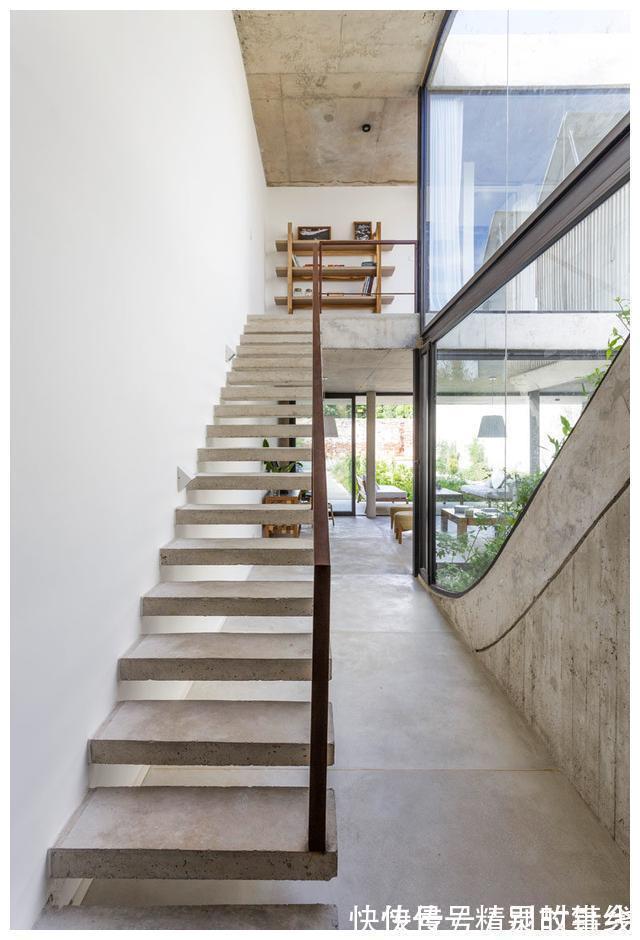 圣伊西德罗|钢筋混凝土别墅装修,三个花园设计太聪明了,环绕型四通八达!