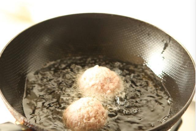 狮子头都吃过，但是你吃过有蛋黄的吗？色香味俱全，大人小孩最爱