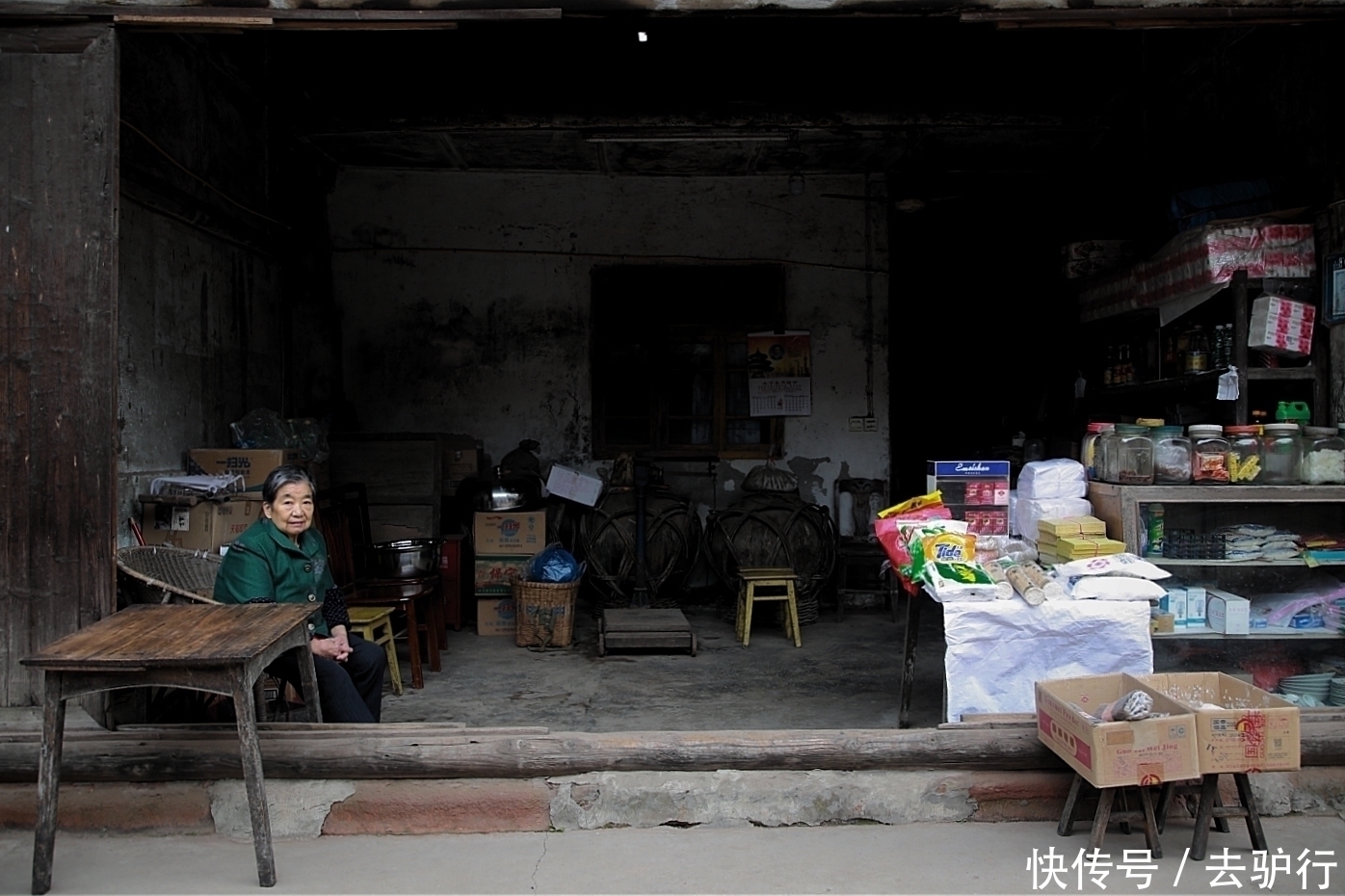 乐山师范学院|被遗忘的千年古村：老房子散发着腐朽的气息，老人孤独地生活着