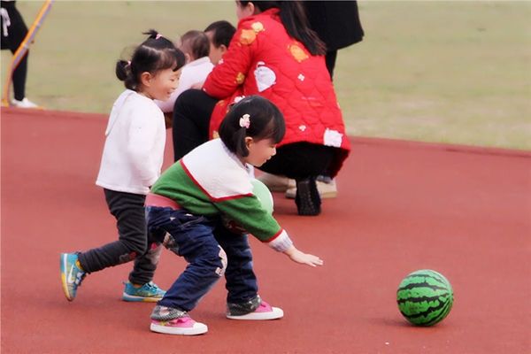孩子|为什么孩子总是比同龄人矮？不一定是发育晚，对比身高标准表看看