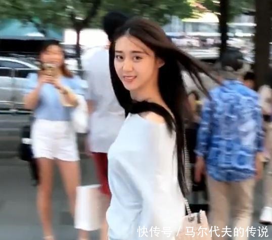 在街上能看到这样美丽的小姐姐,也是一种幸福吧!