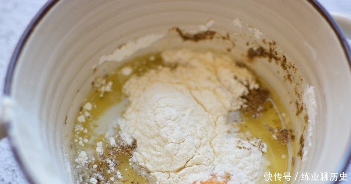 简单|金针菇别再涮火锅,教你个新吃法,简单一做外酥里嫩,比肉还好吃