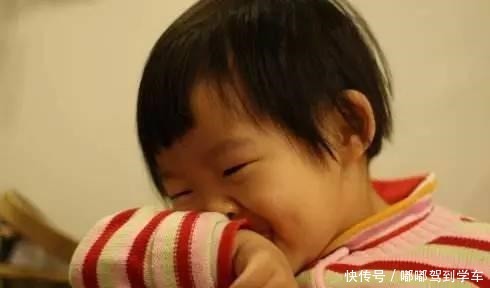 小女儿总说头皮痒，妈妈用手电筒一照，身上的鸡皮疙瘩都起来了！