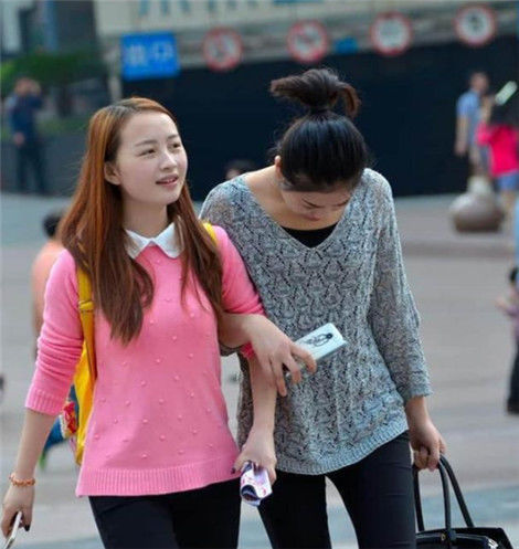 个性|时尚美女街拍个性张扬的美女,展现腿部优美线条