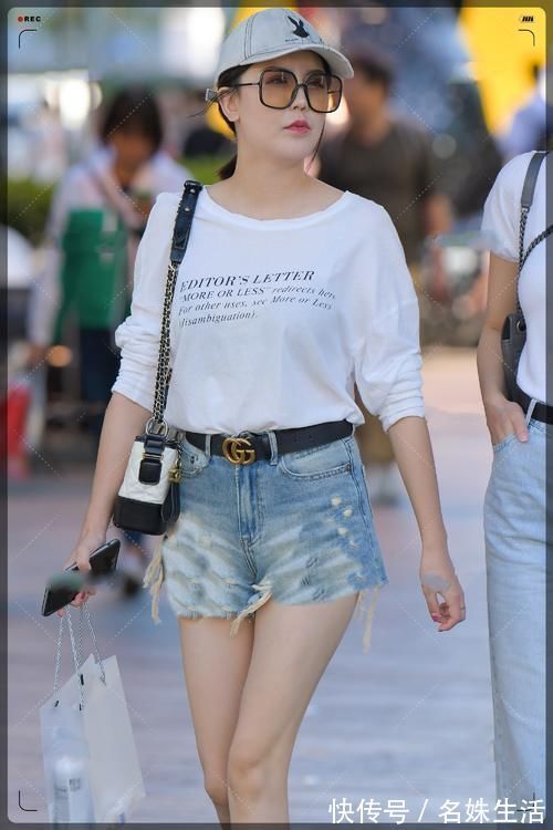 小姐姐|街拍美女:白色T恤+牛仔短裤,显白美丽,凸显小姐姐性感魅力