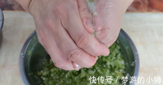 好吃|肉包子这样做太好吃了，学会这样调肉馅，包子松软鲜香，好吃解馋