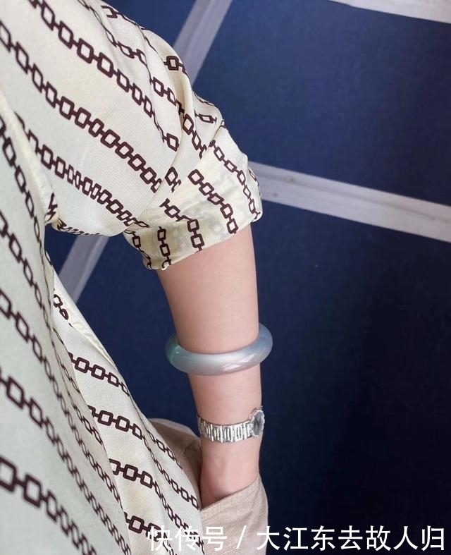 佩戴手镯|手镯是最具东方女性魅力的首饰,这些佩戴寓意和好处,你要知道
