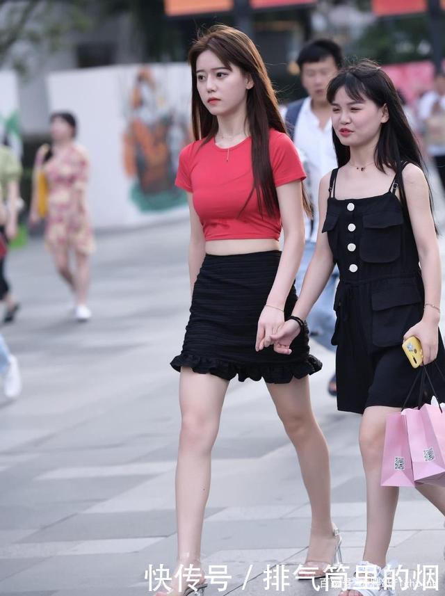 红色上衣搭配黑色短裙,一股清纯的气息扑面而来!