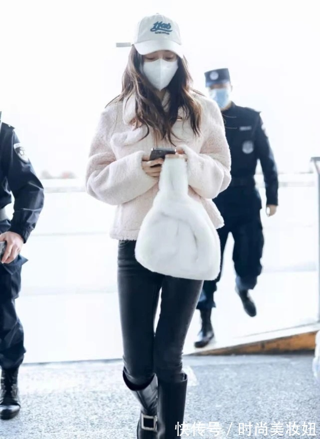 羽绒服|Angelababy也太瘦了吧!这么紧的裤子也撑不满,目测只有90斤