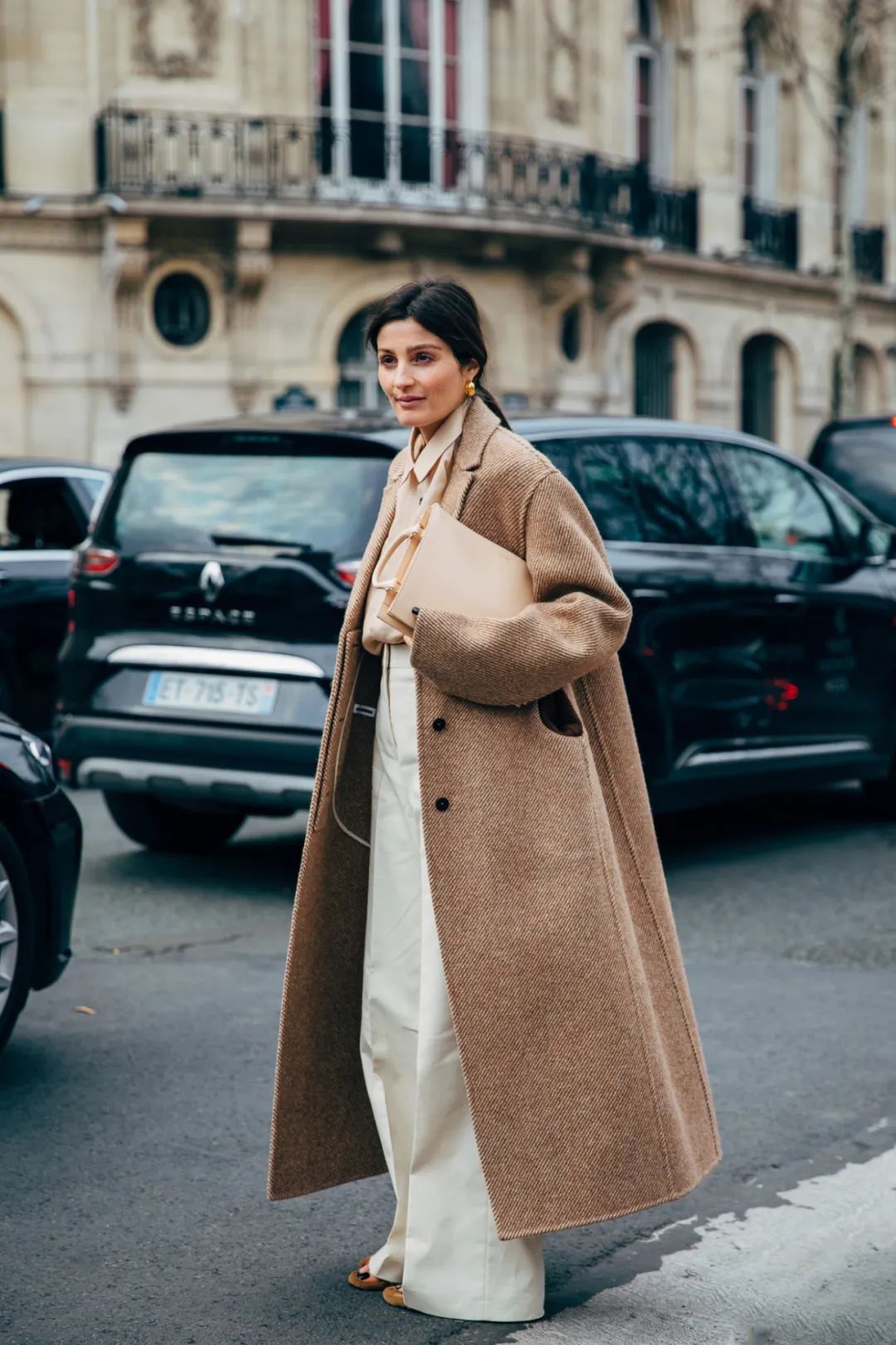 collins|朱莉最爱的奶油色，要怎么穿才看起来温柔又多金？