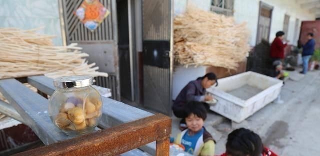 爷爷奶奶|2岁男童呕吐不止,紧急送医,医生忠告这些食物孩子一口也别吃