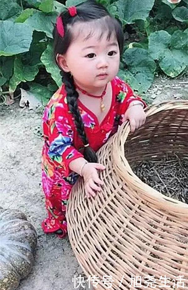 甜甜|4岁女儿放假去婆婆家,爸爸发来照片,妈妈好好的女儿成了村姑