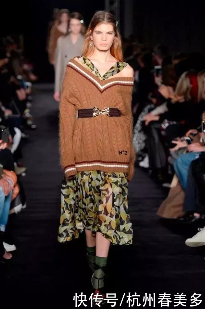 毛衣流行这么塞，修饰腿型还显高5cm