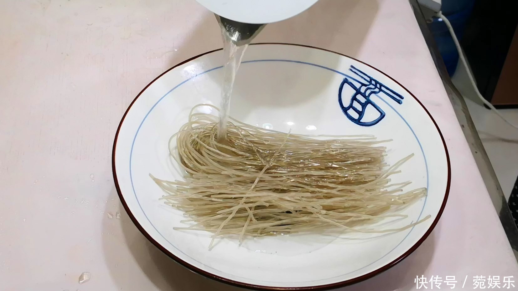 炖粉条时,多加2样食材,味道格外香,每次上桌汤都不剩下,香!