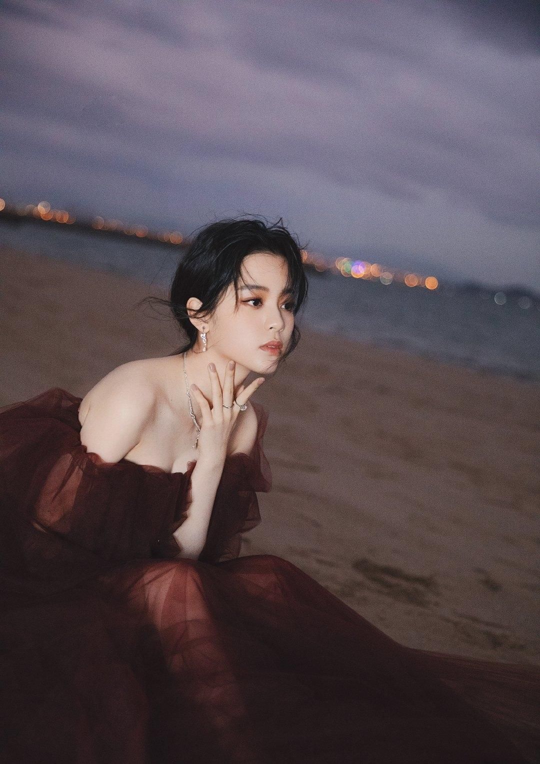 照片|欧阳娜娜摄影师火啦，杨幂和迪丽热巴的照片被网友质疑像游客照：摄影师滚！