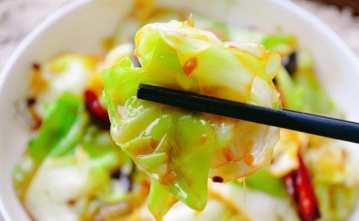 手撕包菜|做手撕包菜，下锅前多做一步，包菜脆嫩又入味，不怕炒不好